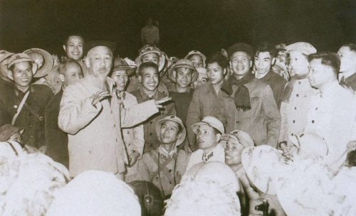 hinh-anh-Bac-Ho-tham-chien-khu.jpg