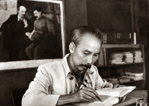 hinh-anh-Bac-Ho-dang-lam-viec-808x580.jpg