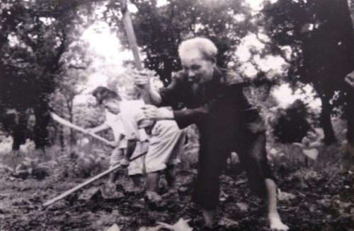 hinh-anh-Bac-Ho-cuoc-dat-vui-ve-tai-vuon-cua-phu-chu-tich-1957.jpg