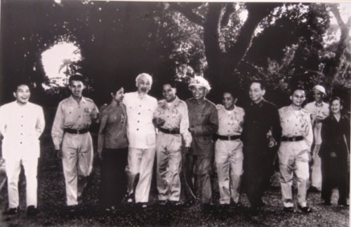 anh-Bac-Ho-voi-doan-dai-bieu-anh-hung-chien-si-mien-nam-ra-tham-mien-Bac-11-11-1965.jpg