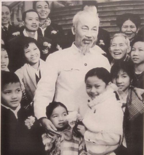 hinh-anh-Bac-Ho-va-cac-kieu-bao-Thai-Lan-538x580.jpg