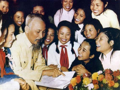hinh-anh-Bac-Ho-voi-thieu-nien-nhi-dong.jpg