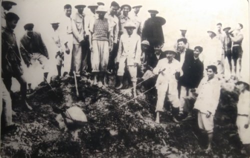 hinh-anh-Bac-Ho-di-tat-nuoc-voi-ba-con-nong-dan-xa-Dai-Thanh-huyen-Thanh-Tri-Ha-Noi.jpg