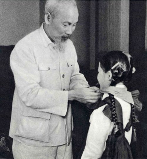 anh-bac-ho-deo-khan-quang-do-cho-hoc-sinh-534x580.jpg