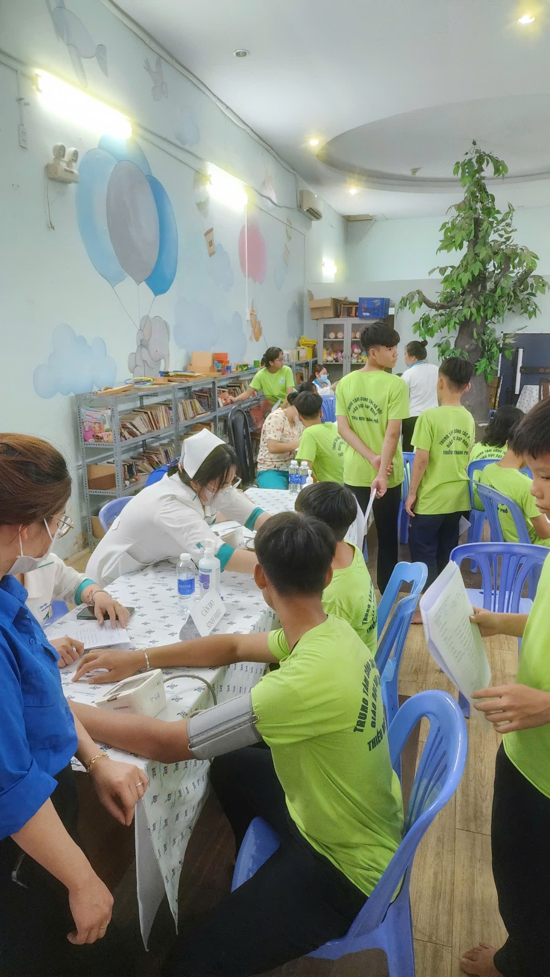 Ngày 02/6/2026 Trung tâm Công tác xã hội – Giáo dục dạy nghề Thiếu niên Thành phố Hồ Chí Minh phối hợp với Bệnh viện Nhi đồng Thành phố, CLB Nét Chữ Xinh và Công an phường Hạnh Thông phối hợp tổ chức chương trình “Ngày Hội Tuổi Thơ” cho 70 trẻ em của Trun