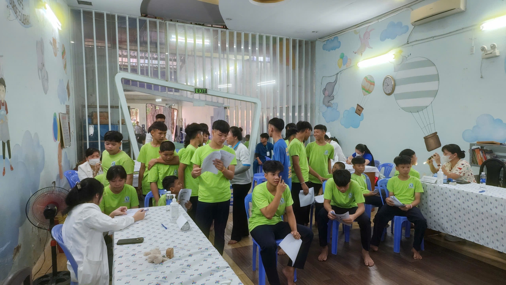 Ngày 02/6/2026 Trung tâm Công tác xã hội – Giáo dục dạy nghề Thiếu niên Thành phố Hồ Chí Minh phối hợp với Bệnh viện Nhi đồng Thành phố, CLB Nét Chữ Xinh và Công an phường Hạnh Thông phối hợp tổ chức chương trình “Ngày Hội Tuổi Thơ” cho 70 trẻ em của Trun