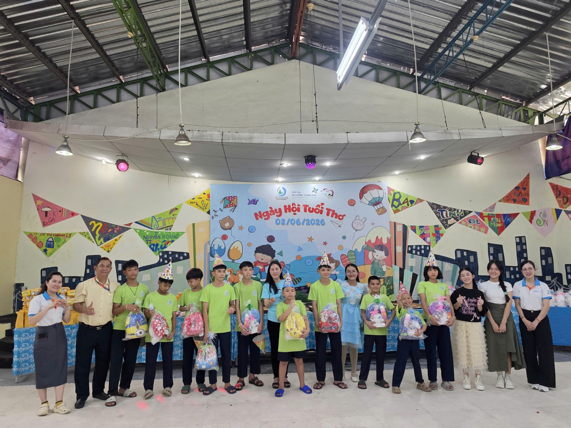 Ngày 02/6/2026 Trung tâm Công tác xã hội – Giáo dục dạy nghề Thiếu niên Thành phố Hồ Chí Minh phối hợp với Bệnh viện Nhi đồng Thành phố, CLB Nét Chữ Xinh và Công an phường Hạnh Thông phối hợp tổ chức chương trình “Ngày Hội Tuổi Thơ” cho 70 trẻ em của Trun