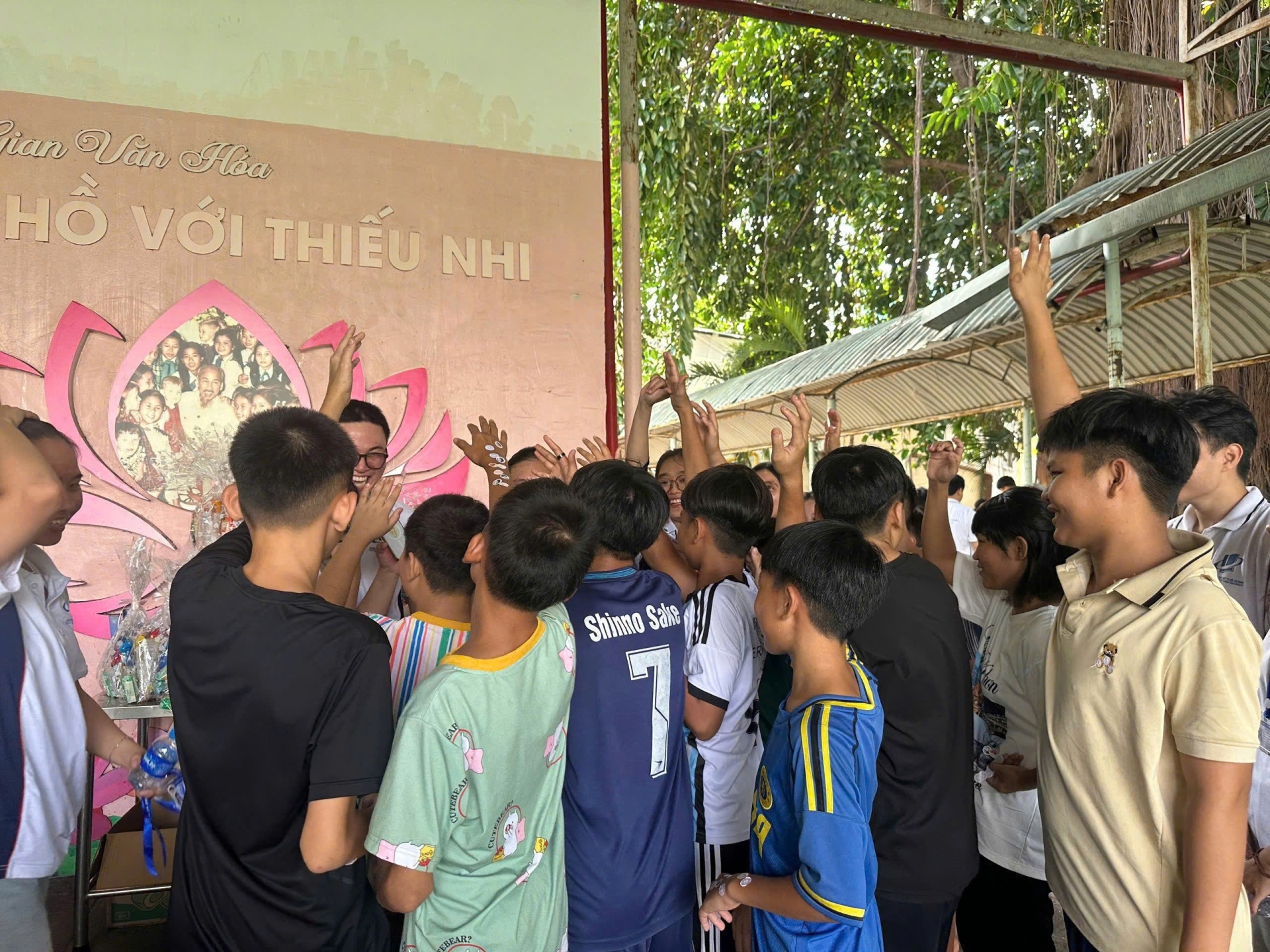 CHI ĐOÀN - CHI HỘI DH25SW01 Khoa Khoa học xã hội, Trường Đại học Mở thành phố Hồ Chí Minh đã tổ chức chương trình hoạt động phục vụ cộng đồng với chủ đề
