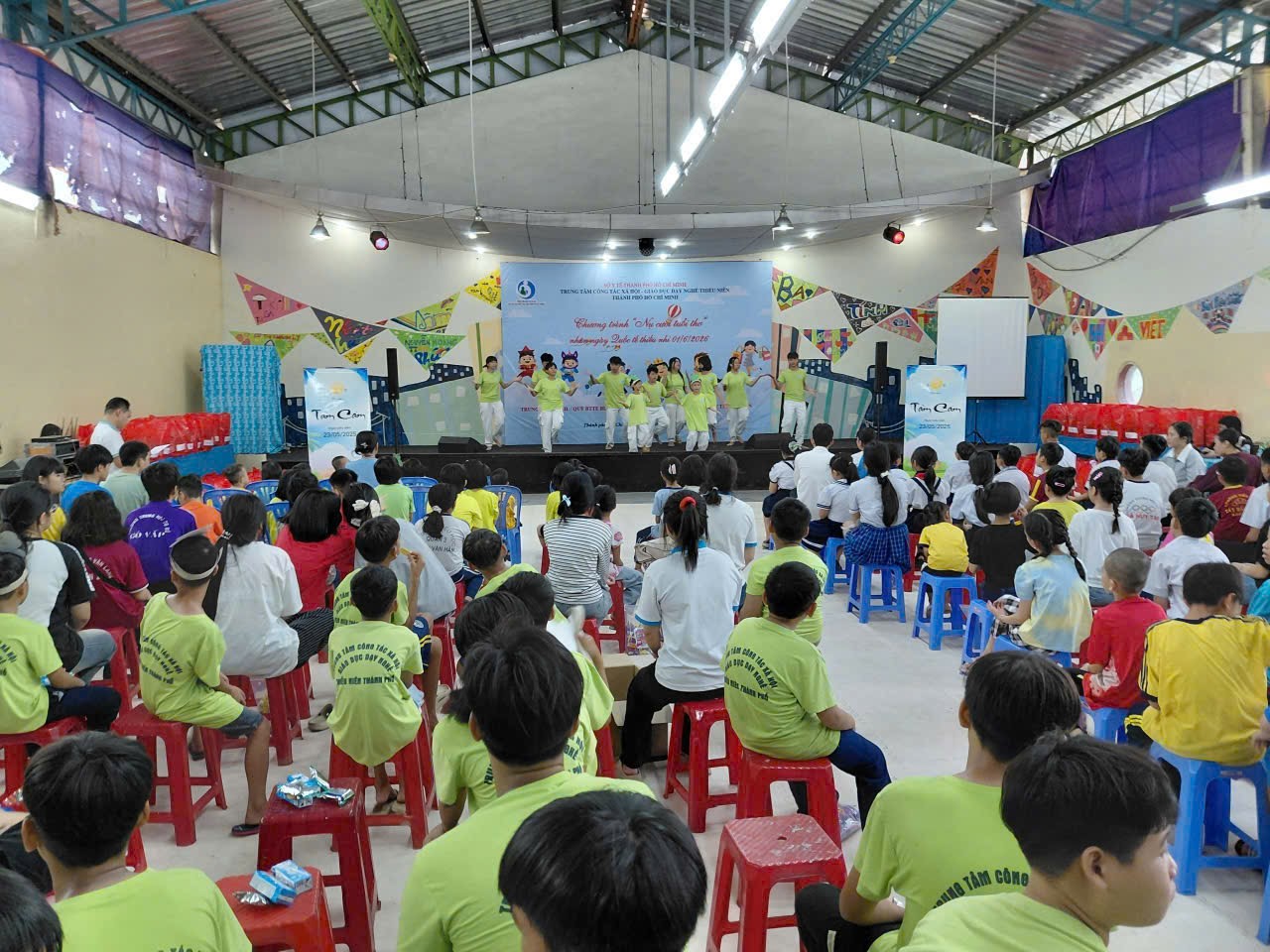 Trao yêu thương - để trẻ em đều được phát triển an toàn và toàn diện.