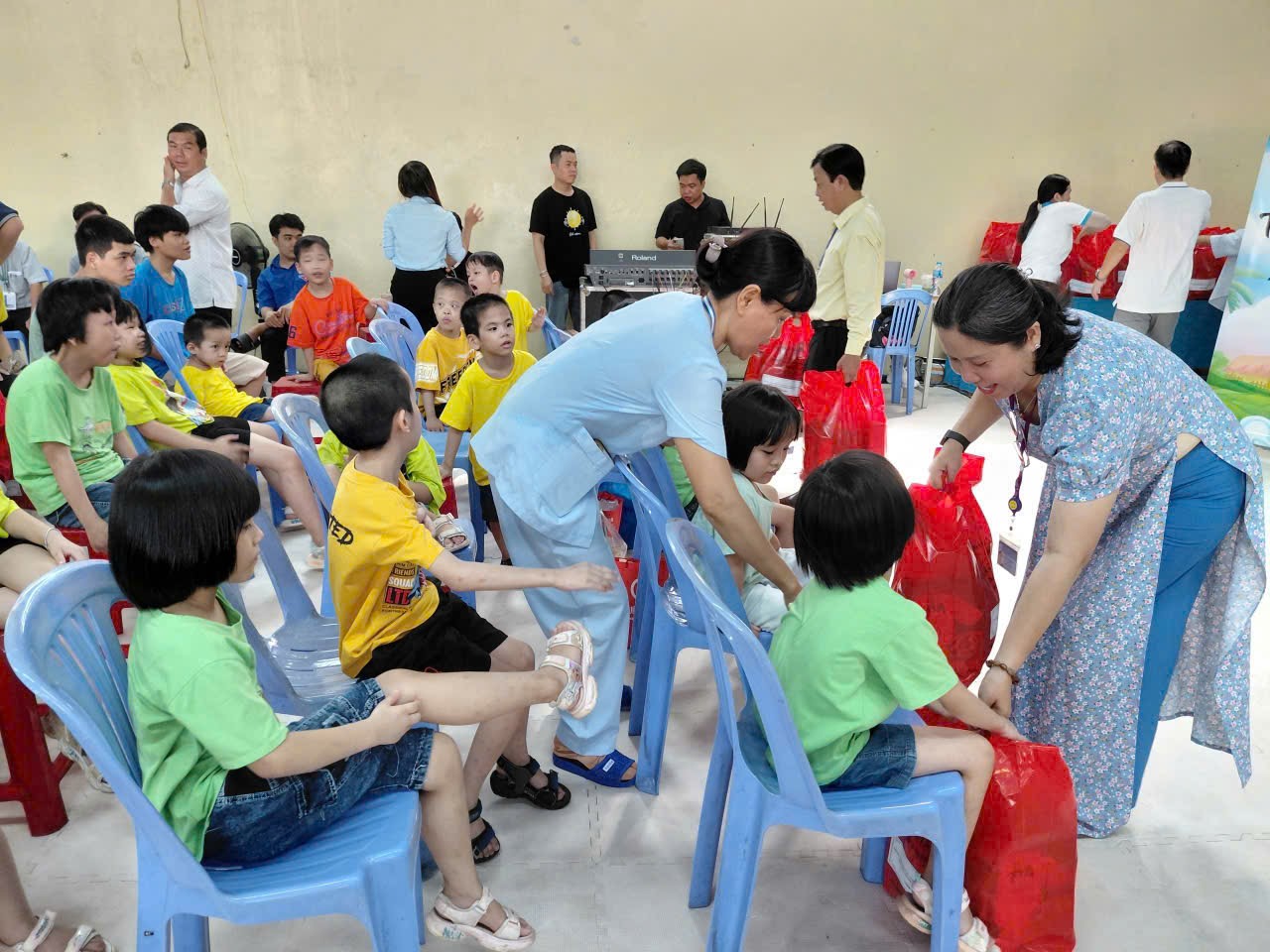 Trao yêu thương - để trẻ em đều được phát triển an toàn và toàn diện.