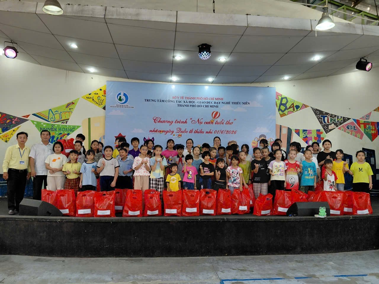 Trao yêu thương - để trẻ em đều được phát triển an toàn và toàn diện.