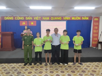 NHỮNG TẤM THẺ CĂN CƯỚC – CÁNH CỬA MỞ RA TƯƠNG LAI CHO CÁC EM NHỎ