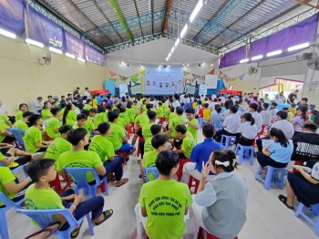 Trao yêu thương - để trẻ em đều được phát triển an toàn và toàn diện.